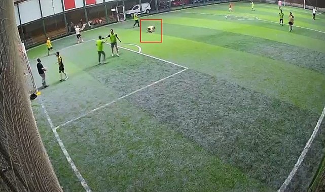 Avcılar'da halı sahada fenalaşan genç hayatını kaybetti