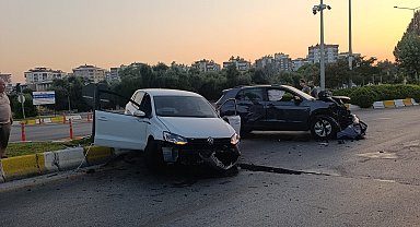 Aydın'da otomobille çarpışan araç refüje çıktı: 1 yaralı