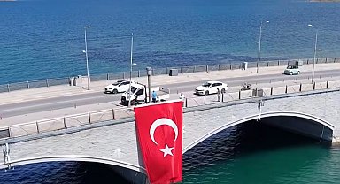 Ayvalık kırmızı beyaza büründü