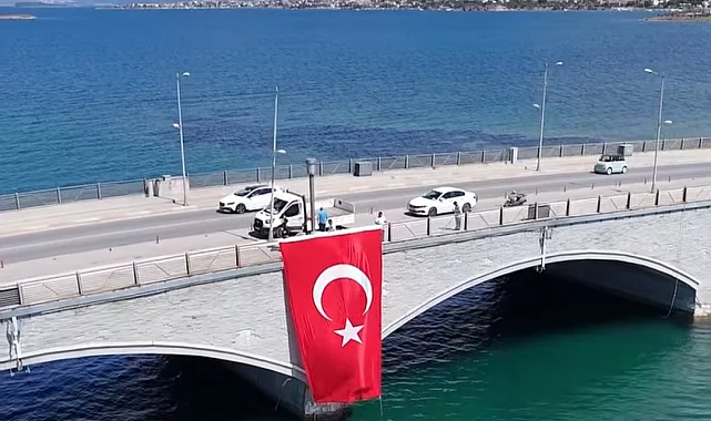 Ayvalık kırmızı beyaza büründü
