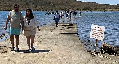 Ayvalık'ta binlerce turistin denize yürüyerek geçtiği boğazda can güvenliği yok