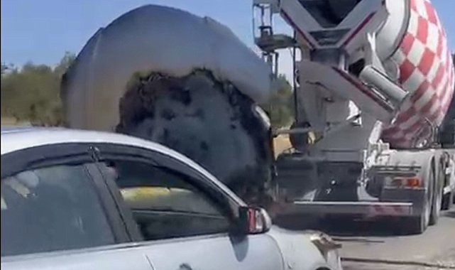 Ayvalık'ta seyir halinde alevler içinde kalan otomobilin imdadına beton mikseri yetişti