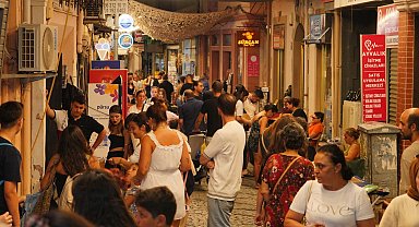 Ayvalık'ta üretici ve el emeği pazarı renk katıyor