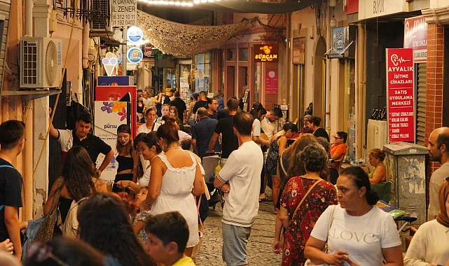 Ayvalık'ta üretici ve el emeği pazarı renk katıyor