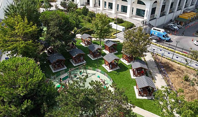 Bağcılar Belediyesi binasının bahçesi sosyal alan olarak değerlendiriliyor