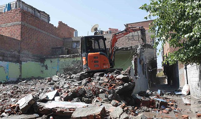 Bağlar'da 1 ayda 32 metruk yapı yıkıldı