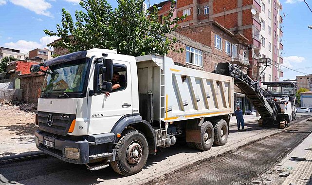 Bağlar'da 5 cadde sıcak asfaltla yenileniyor