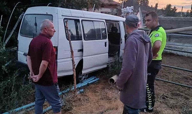 Bahçeden içeri girip alev alan minibüsü ev sahipleri musluk hortumuyla söndürdü