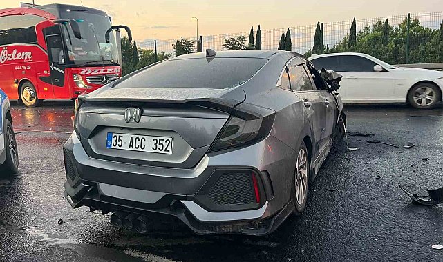 Bahçelievler E5'te kazaya karışan otomobil alev alev yandı