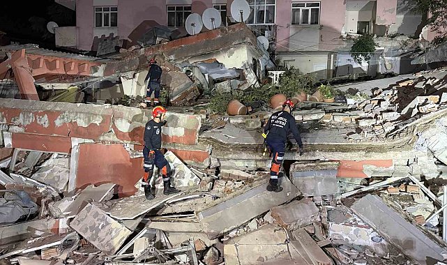 Bahçelievler'de dün gece tahliye edilen bina bugün çöktü