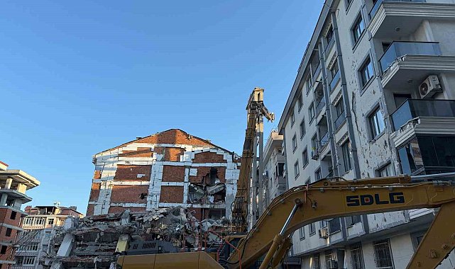Bahçelievler'de yıkım sırasında kopan parçalar, bitişikteki binaya zarar verdi