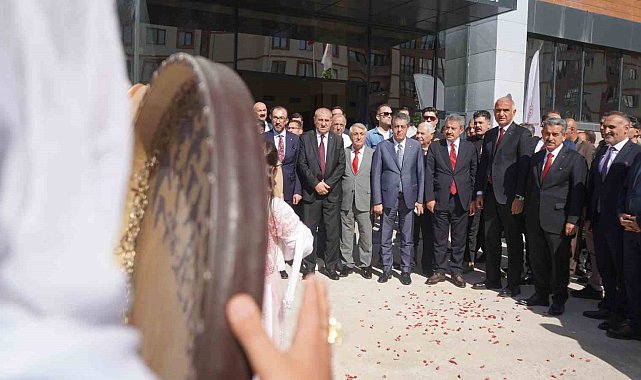 Bakan Ersoy: "Kütüphaneler artık yalnızca kitap okunan yerler değil araştırmanın, üretimin, inovasyonun ve kültürel gelişimin merkezi haline geldi"