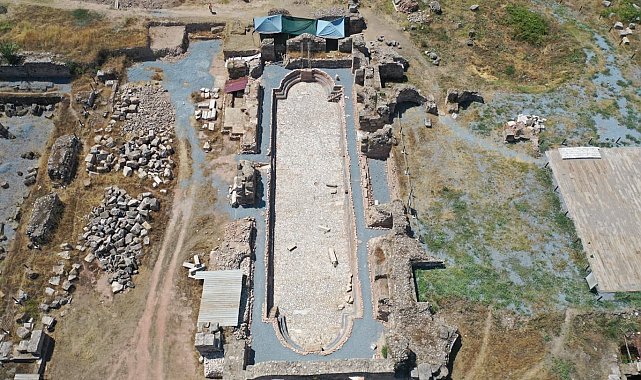 Bakan Ersoy: Tralleis'te 2 bin yıllık 300 kişilik antik havuz gün yüzüne çıkarıldı