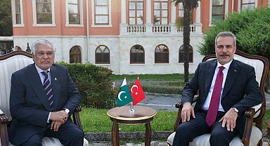 Bakan Fidan, Pakistanlı mevkidaşı Dar ile bir araya geldi
