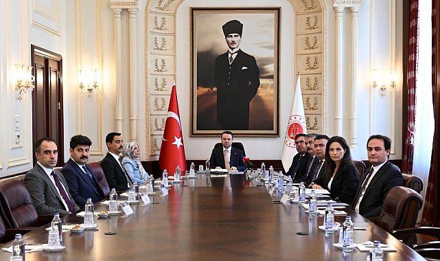 Bakan Gürlek, Muhsin Yazıcıoğlu'nun ailesiyle görüştü