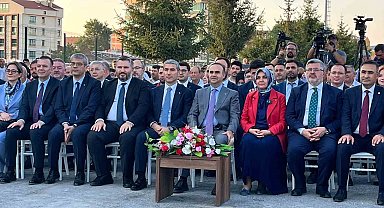 Bakan Kacır: "Herkes kendine yakışanı yapar. Birilerinin neler yaptıklarını biliyorsunuz, takip ediyorsunuz"