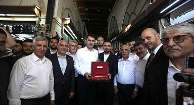 Bakan Kurum, Kahramanmaraş'ta Kapalıçarşı'yı ziyaret etti
