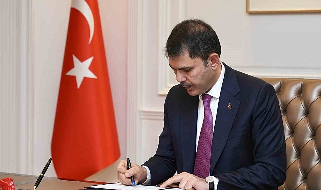 Bakan Kurum: "Bir yıl önce depremin yaralarını sarmak için seferber olduğumuz Sındırgı'da, bugün yeni yuvalarımız yükseliyor"