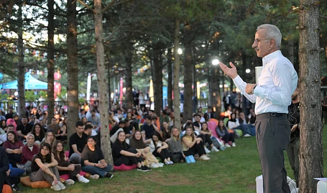 Bakan Uraloğlu kariyer buluşmasında gençlerle buluştu