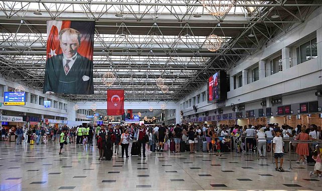 Bakan Uraloğlu: "Temmuz ayında havalimanlarımızda direkt transit yolcular ile birlikte toplam 26 milyon 797 bin 638 yolcuya hizmet verildi"