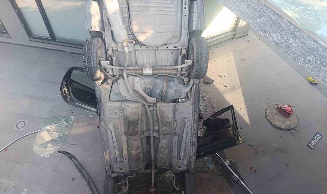 Bakırköy'de araç bina boşluğuna uçtu: 2 yaralı