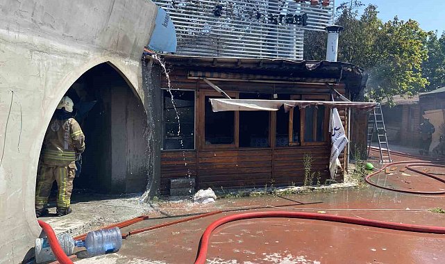 Bakırköy'de tadilattaki kafeden alevler yükseldi
