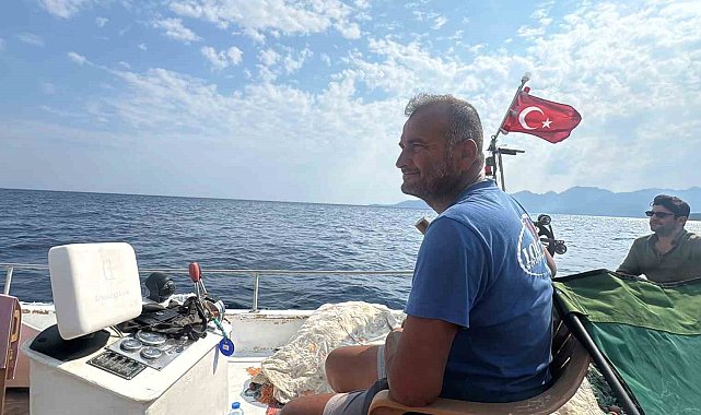 Balıkçı teknesini yangın ekiplerinin ulaşımı için seferber etti