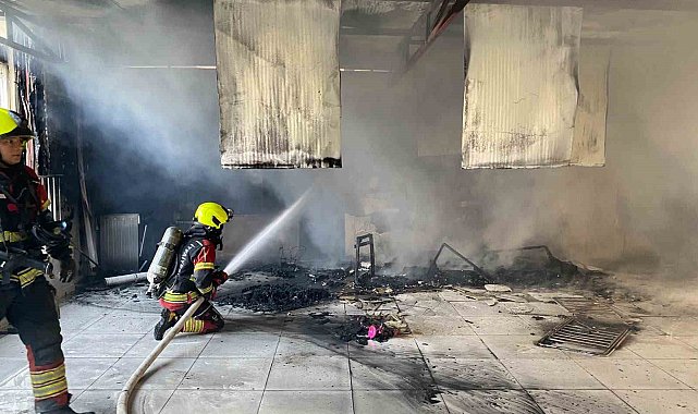 Balıkesir'de balkonda çıkan yangın tüm binayı yakıyordu