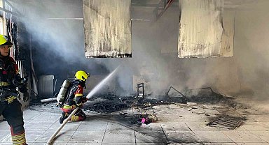 Balıkesir'de balkonda çıkan yangın tüm binayı yakıyordu