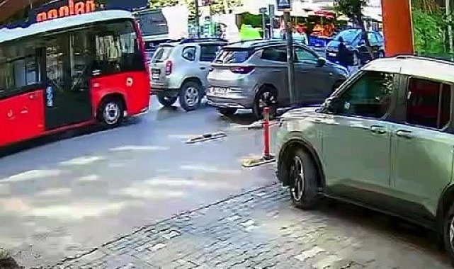 Bandırma'da minibüs yayaya yol veren otomobile çarptı