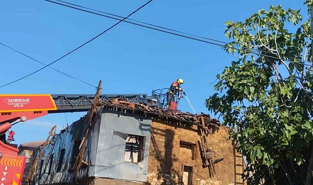 Bandırma'da yanan ev kullanılamaz hale geldi
