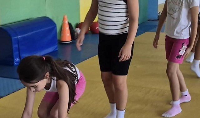 Bandırma'da Yaz Spor Okulları kapsamında temel hareket eğitimi sürüyor