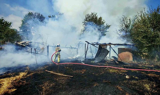 Barakaya sıçrayan yangın itfaiye ekiplerini harekete geçirdi