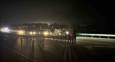 Bariyerlere çarpan motosikletli hayatını kaybetti