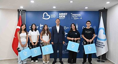 Başkan Ahmet Akın, LGS birincilerini makamında ağırladı