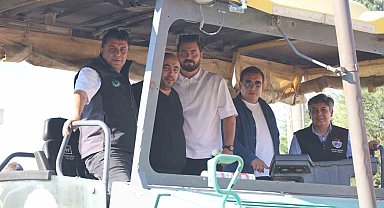 Başkan Durgut asfalt makinesinin başına geçti, ilk serimi başlattı