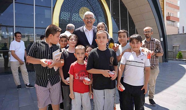 Başkan Hallaç, minik gönüllere dokundu