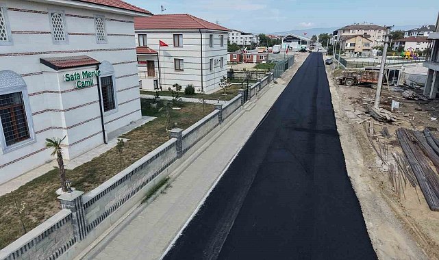 Başkan Özlü direksiyonu geçti yeni asfaltlanan yolları yerli otomobil ile test etti