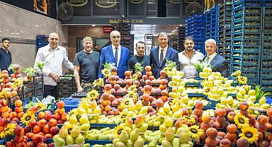 Başkan Tugay, hal esnafıyla buluştu