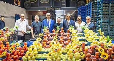 Başkan Tugay İzmir'in hal esnafıyla buluştu