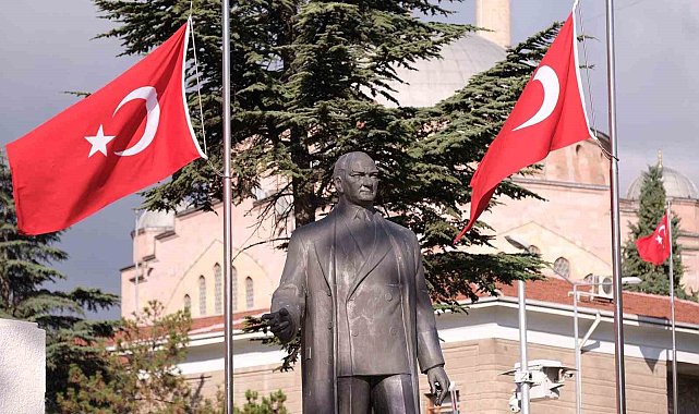 Başkan Ünlüce: "Kahramanlıkla kazanılan, gururla kutlanan zaferin 104. yılı kutlu olsun"