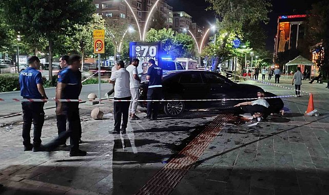 Batman'da kontrolden çıkan otomobil aydınlatma direğine çarptı