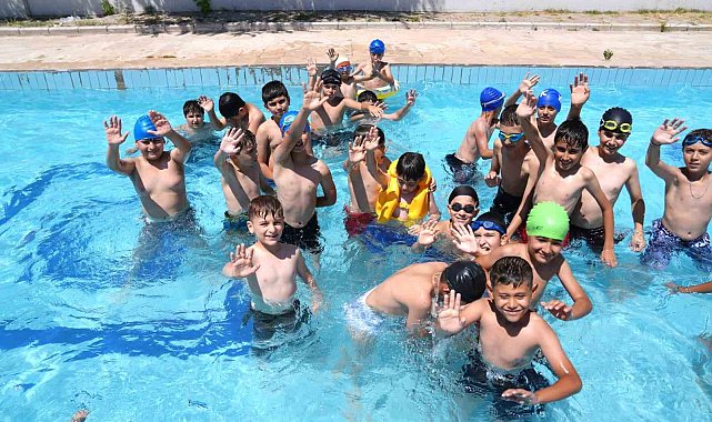 Battalgazi Belediyesi'nde Kur'an kursu öğrenilerine yüzme etkinliği