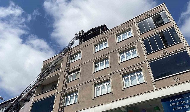 Bayrampaşa'da 4 katlı binanın çatısı alevlere teslim oldu