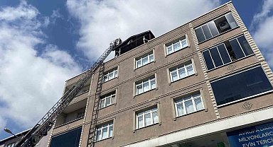 Bayrampaşa'da 4 katlı binanın çatısı alevlere teslim oldu