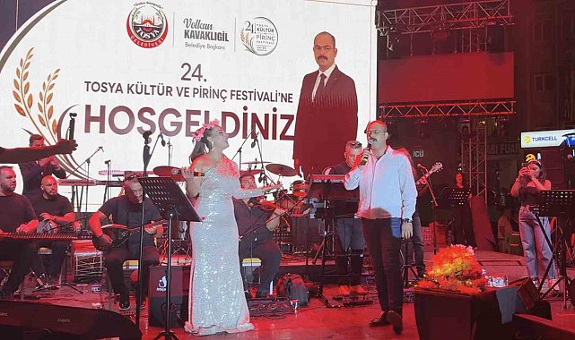 Belediye başkanı konserde şarkı söyledi, vatandaşlar unutulmaz bir gece yaşadı