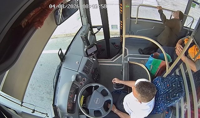 Belediye otobüsünde fenalaşan yolcuyu müdahale anları kameralara yansıdı