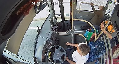 Belediye otobüsünde fenalaşan yolcuyu müdahale anları kameralara yansıdı