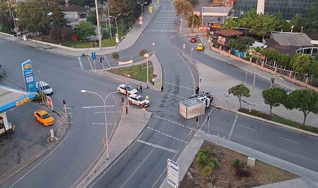 Beylikdüzü'nde kırmızı ışık ihlali yapan sürücünün çarptığı kamyon devrildi: O anlar güvenlik kamerasında