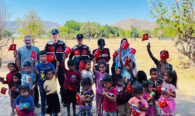 Bilecik'te çocuklara jandarmadan hediye